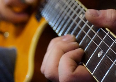 Nico an der Gitarre (2017)